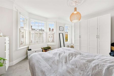 A lovely family home in the desirable Alphabet streets of Fulham within easy reach of Bishops Park and the River. - Photo 5