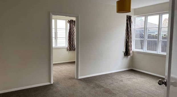 Four Bedroom + Two Sleepouts with ensuites in the Prime Location! - Photo 1