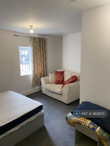 1 bedroom in a house share to rent - Photo 2