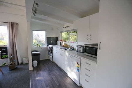 FOUR BEDROOM STUDENT ACCOMMODATION! - Photo 2