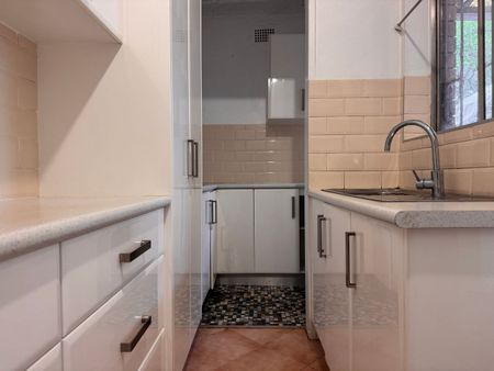 2 Bedroom Townhouse with carspace - Photo 3