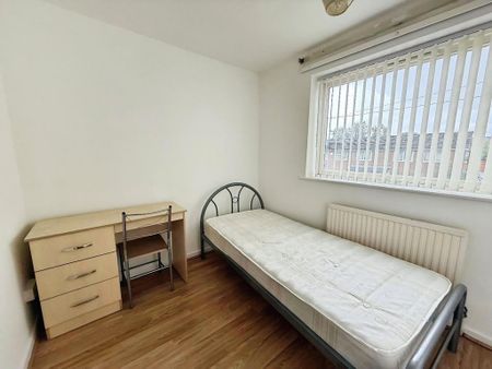 4 bedroom terraced house to rent - Photo 3