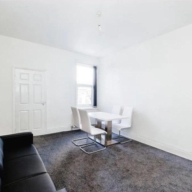 3 bedroom flat to rent - Photo 1