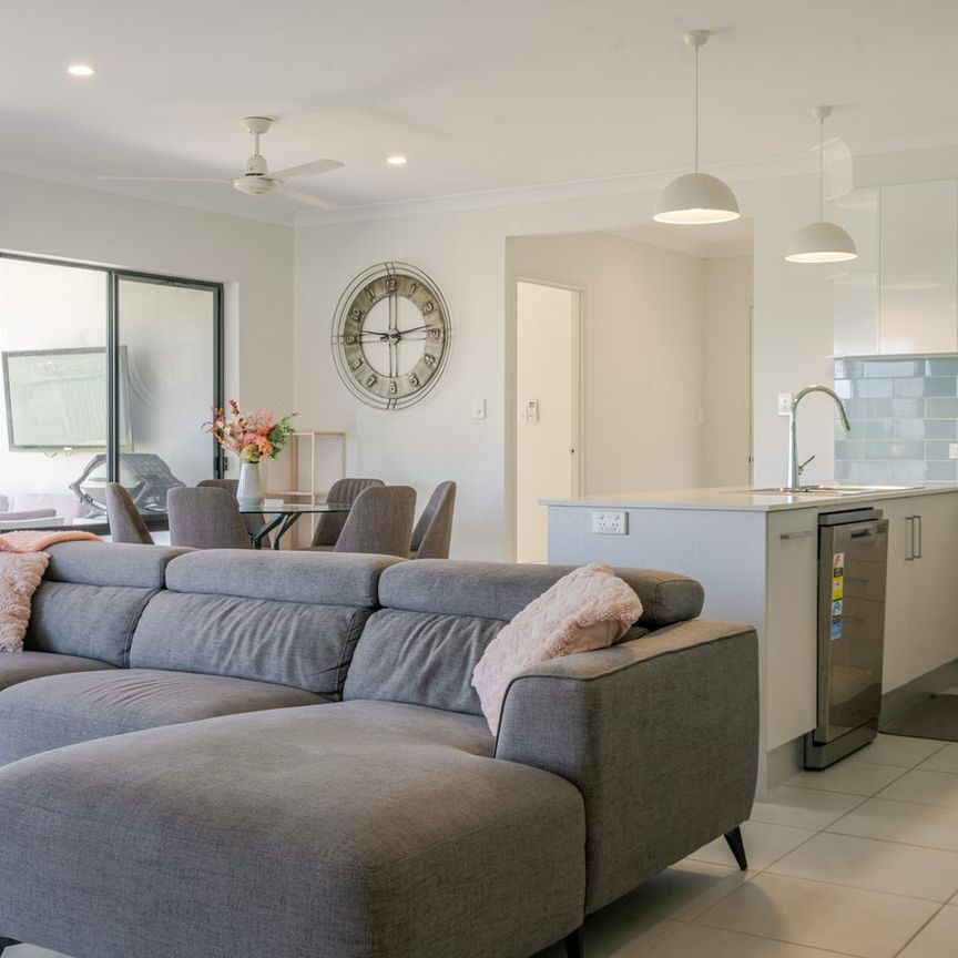 Modern 4-Bedroom Family Haven with Pool in Earlville - Photo 1