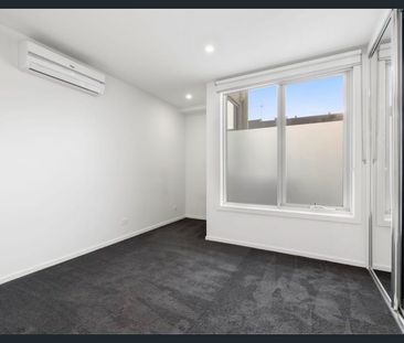 Modern & Stylish 2 Bedroom Apartment in Ideal Locale - Photo 3