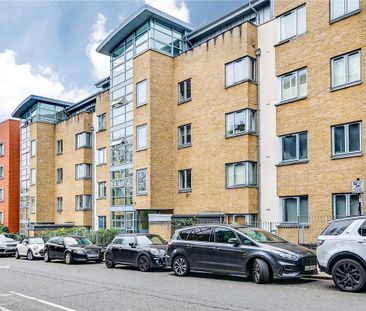 2 bedroom flat in Primrose Hill - Photo 1