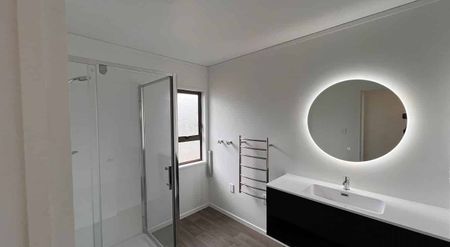 Renovated 3 Bedroom Home - Chartwell - Photo 5