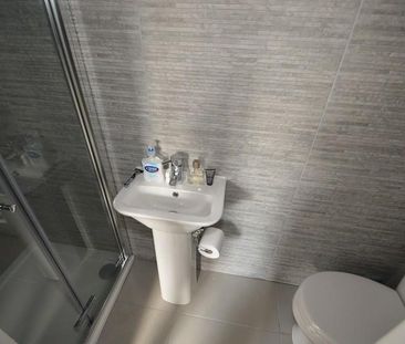 6 bedroom house to rent - Photo 1