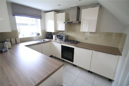 3 Bedroom House - Henry Road, Sarisbury Green - Photo 5