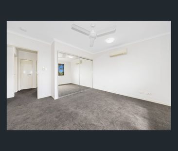 MODERN WELL MAINTAINED TOWNHOUSE - Photo 6