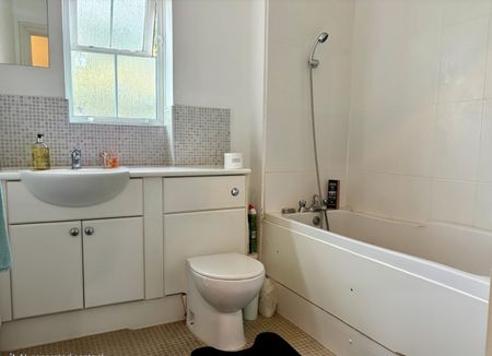 Crispin Way, Uxbridge, UB8 3WT - Photo 4