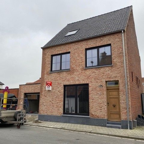 Gerenoveerde woning met 3 slpk en garage te Rollegem-Kapelle - Photo 1