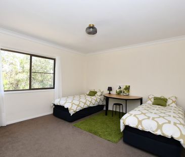 Large 4 Bedroom Family Home - Photo 3