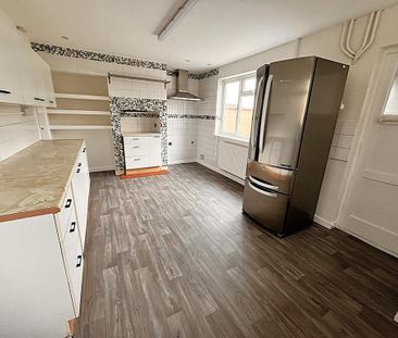 3 bedroom semi-detached house to rent - Photo 6