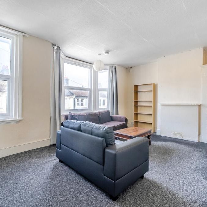 4 bedroom end of terrace house to rent - Photo 1