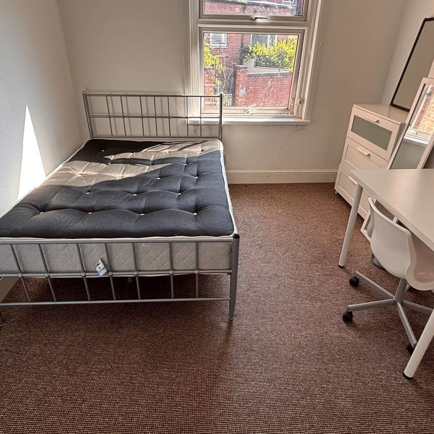 1 bedroom room to rent Claypole Road, NG7 - Photo 1