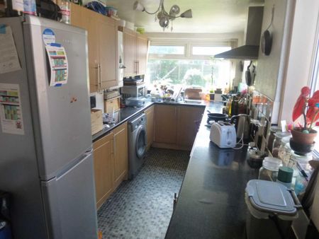 3 bedroom semi-detached house to rent - Photo 4