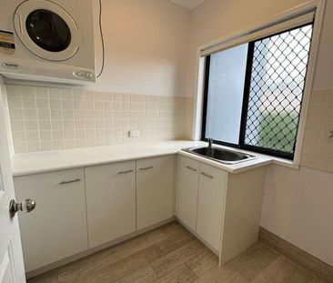 Central Location - 4 bedroom 2.5 bathroom townhouse - Photo 2