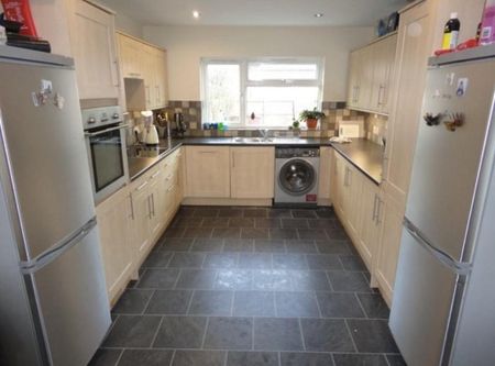 1 bedroom in a house share to rent - Photo 5