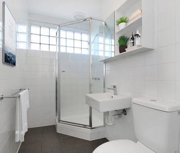 TOP FLOOR, REAR! - Photo 4