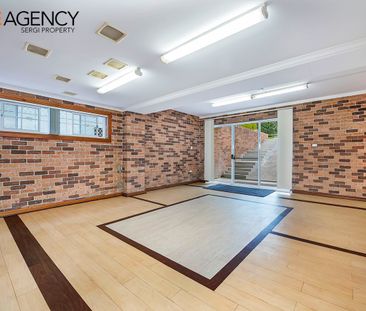 Beautiful Large Home - Photo 1