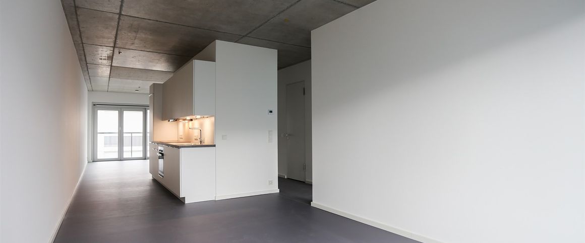 Ab sofort - Helle Neubauwohnung im 6. OG mit Sichtbetondecken, EBK und Smart Home-Features - Photo 1