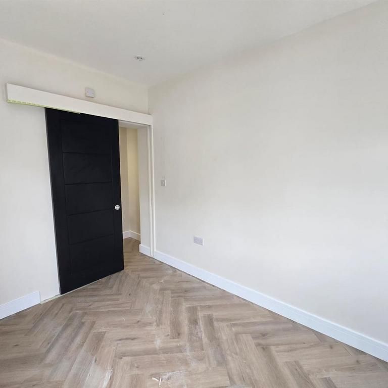 4 bedroom end of terrace house to rent - Photo 1