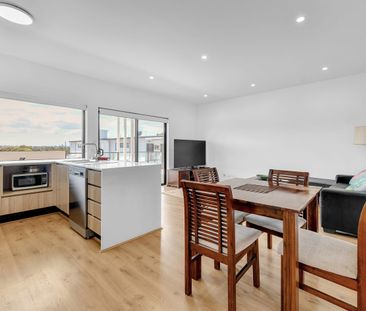 Top Floor, Two Bedroom Modern Apartment - Photo 3