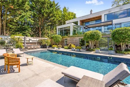 A highly individual, architecturally designed contemporary home set within beautifully landscaped gardens on the Thames riverfront - Photo 4