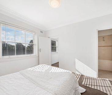 Renovated and Centrally Located, Art Deco One Bedroom Apartment wit... - Photo 2