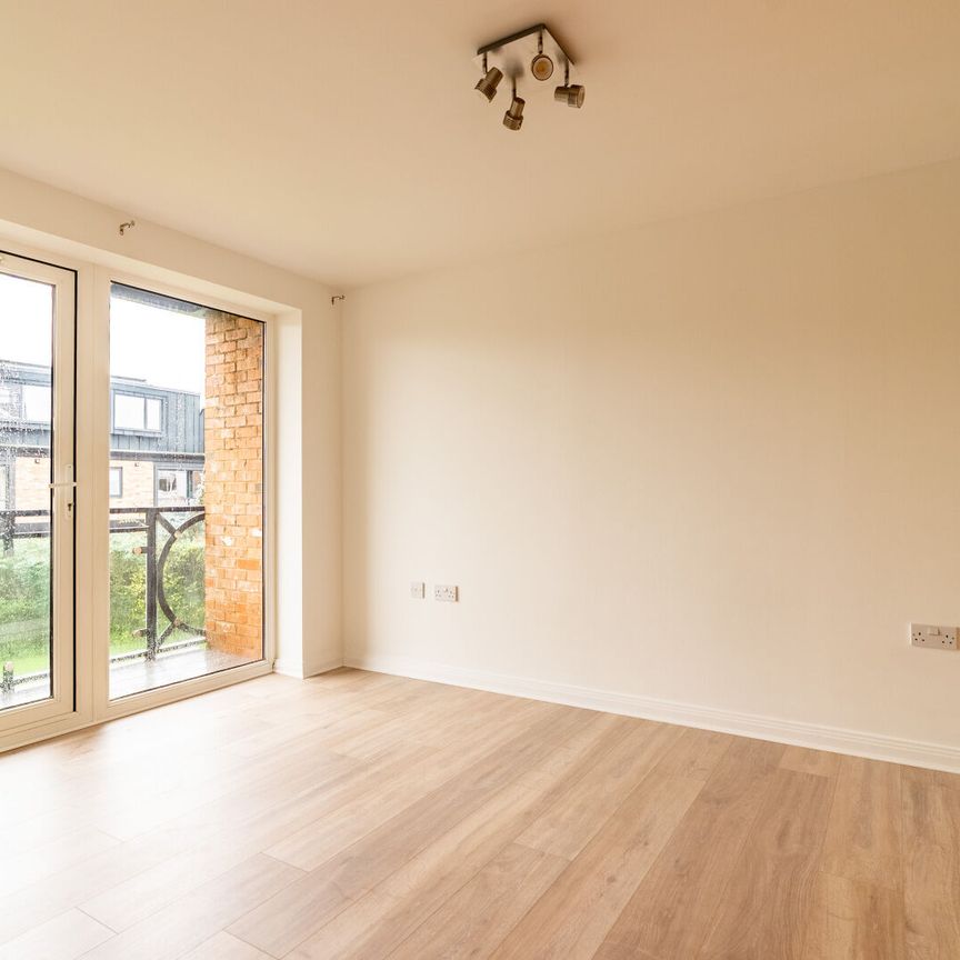 Available unfurnished now - Photo 1