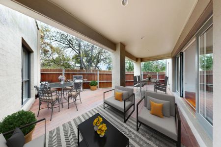 Spacious 4 bedroom home in prime Elwood position - Photo 3