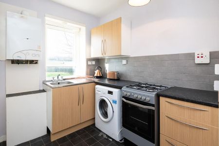 3 bedroom flat to rent - Photo 4