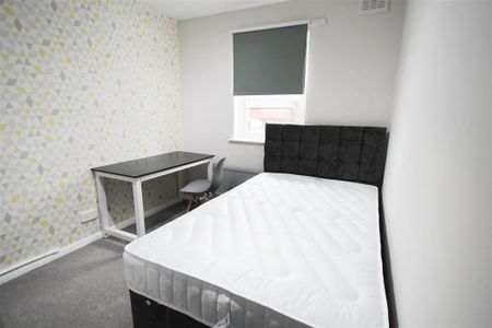 4 bedroom apartment to rent - Photo 3