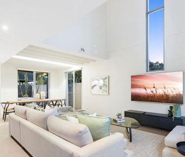 New York-Style SOHO Residence with Separate Loft in Prime Varsity L... - Photo 1