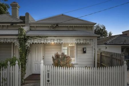 Victorian Elegance Meets Modern Ease – Two Permit Parking Spaces Available - Photo 4