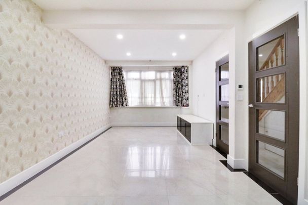 Gainsborough Gardens, Edgware, HA8 - Photo 1