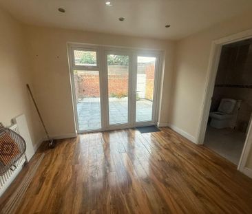 4 bedroom terraced house to rent - Photo 1