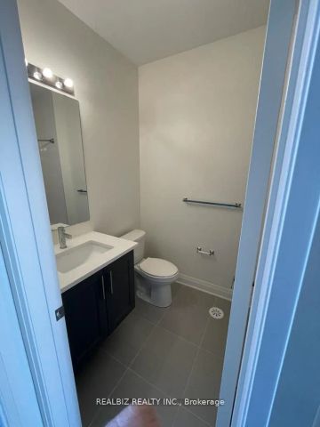 Condo Townhouse For Lease | E9039046 - Photo 2