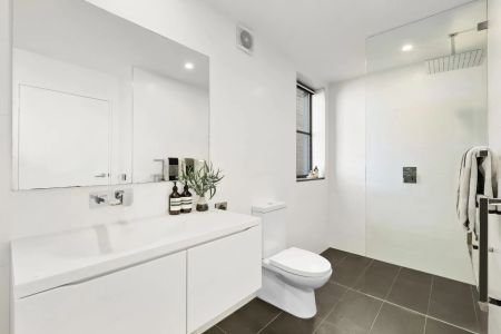 Multilevel family home with sweeping city and Harbour Bridge views. - Photo 3