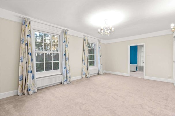 A spacious and fully refurbished four bedroom family home situated within Windlesham Arboretum - Photo 1