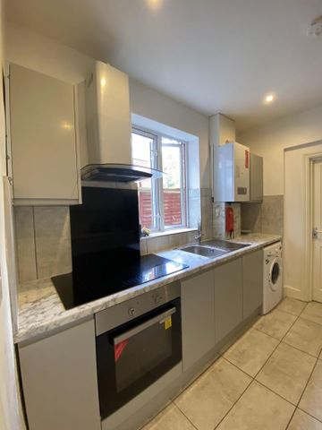 4 bedroom semi-detached house to rent - Photo 5