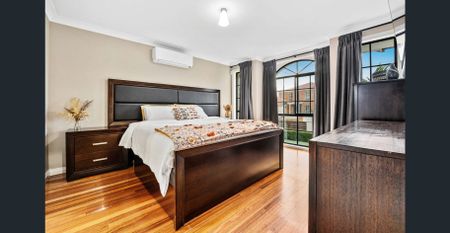 Spacious 5-Bedroom Family Home in a Prime Altona Meadows Location - Photo 5