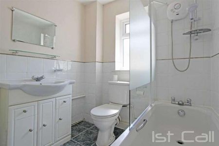 Tankerville Drive, Leigh On Sea, SS9 - Photo 3