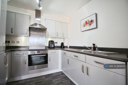 2 bedroom flat to rent - Photo 2