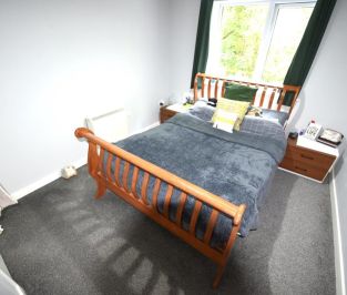 2 bedroom Flat in Flat 8, Leeds - Photo 2