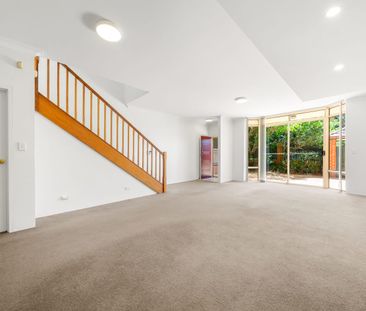 Extra Large North Facing Townhouse in a Leafy Cul-de-sac - Photo 1