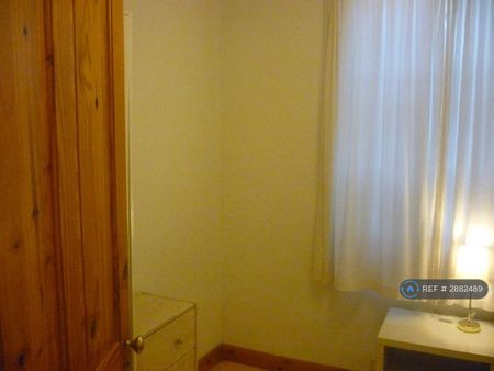 3 bedroom flat to rent - Photo 4