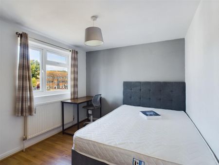 6 bedroom end of terrace house to rent - Photo 3