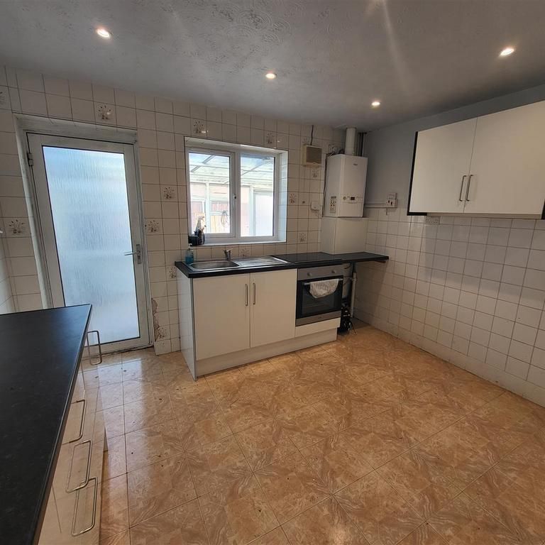 2 bedroom property to rent - Photo 1